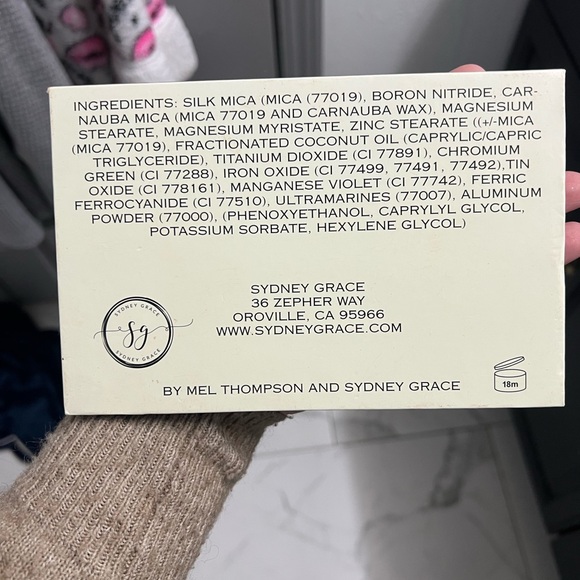 Tiny Marvels Eyeshadow Palette - Bold and Colorful Shades - Picture 3 of 3